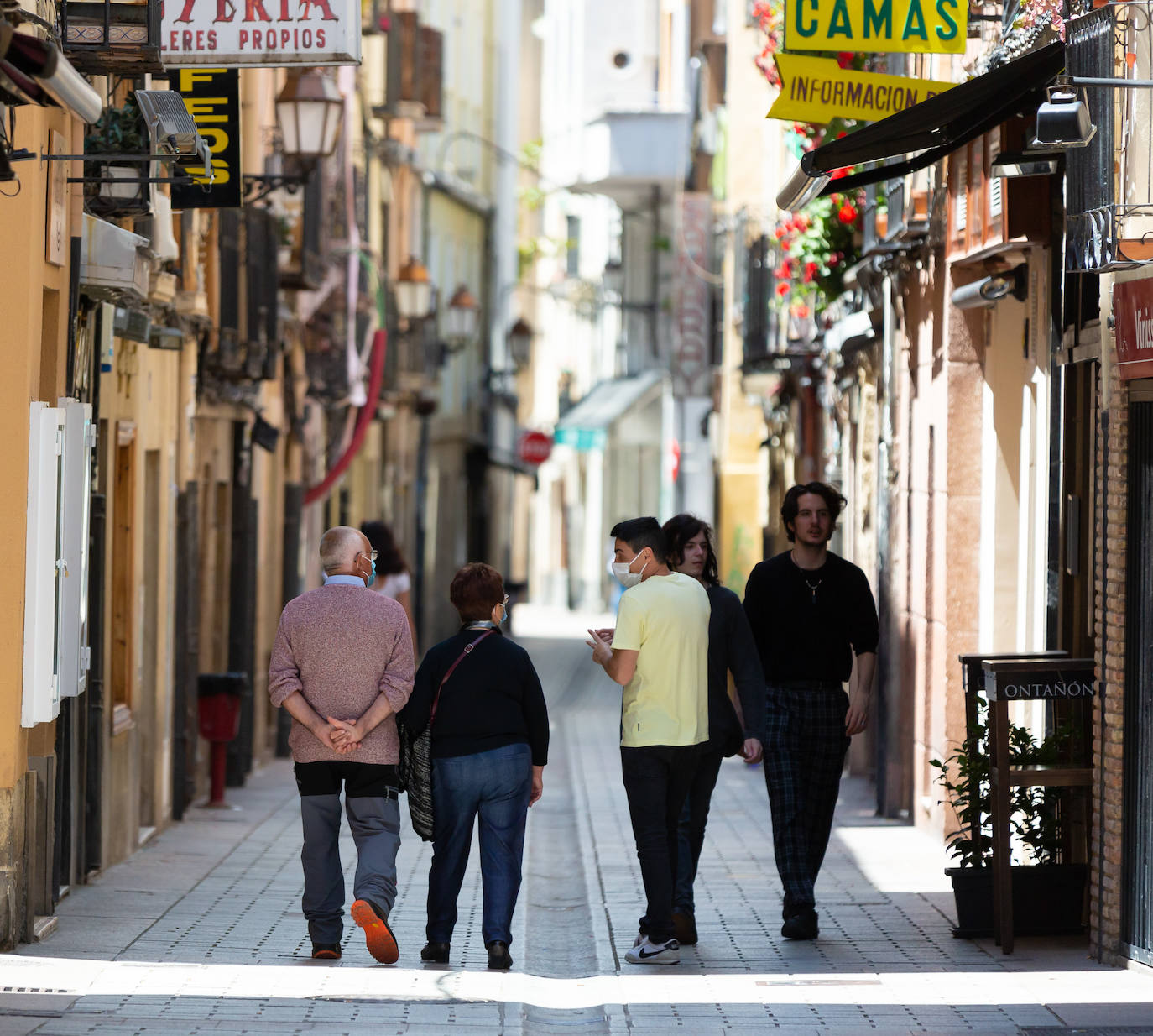 Aún no se escucha el bullicio habitual de un soleado mediodía, pero las calles Laurel y San Juan comienzan a recuperar el pulso. Bares como Achuri, Ángel, Páganos o Bueno... Bueno! ya han subido la verja y la avanzadilla de parroquianos habituales regresa, poco a poco, a sus barras.