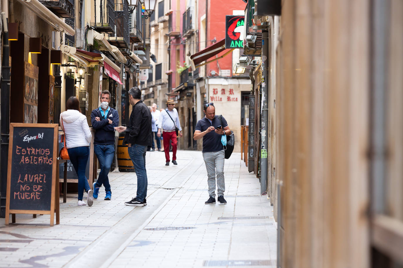 Aún no se escucha el bullicio habitual de un soleado mediodía, pero las calles Laurel y San Juan comienzan a recuperar el pulso. Bares como Achuri, Ángel, Páganos o Bueno... Bueno! ya han subido la verja y la avanzadilla de parroquianos habituales regresa, poco a poco, a sus barras.