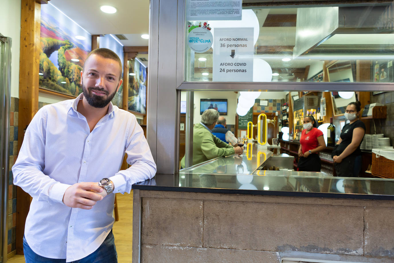 Aún no se escucha el bullicio habitual de un soleado mediodía, pero las calles Laurel y San Juan comienzan a recuperar el pulso. Bares como Achuri, Ángel, Páganos o Bueno... Bueno! ya han subido la verja y la avanzadilla de parroquianos habituales regresa, poco a poco, a sus barras.