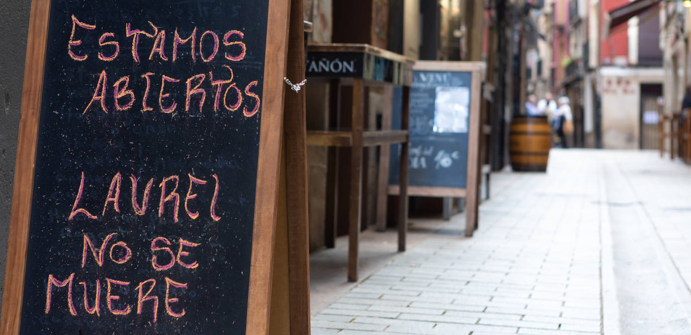 Aún no se escucha el bullicio habitual de un soleado mediodía, pero las calles Laurel y San Juan comienzan a recuperar el pulso. Bares como Achuri, Ángel, Páganos o Bueno... Bueno! ya han subido la verja y la avanzadilla de parroquianos habituales regresa, poco a poco, a sus barras.