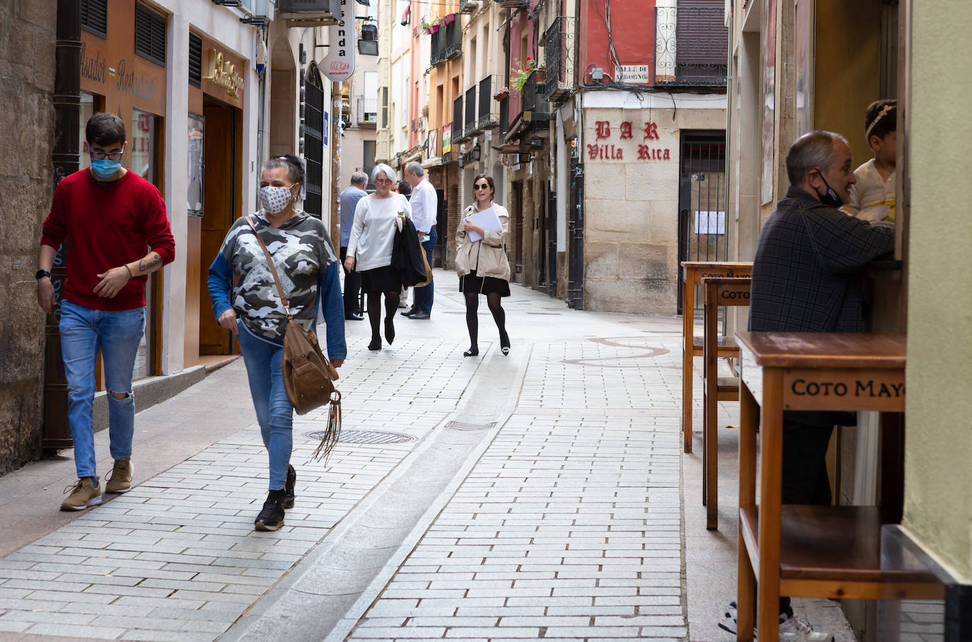 Aún no se escucha el bullicio habitual de un soleado mediodía, pero las calles Laurel y San Juan comienzan a recuperar el pulso. Bares como Achuri, Ángel, Páganos o Bueno... Bueno! ya han subido la verja y la avanzadilla de parroquianos habituales regresa, poco a poco, a sus barras.