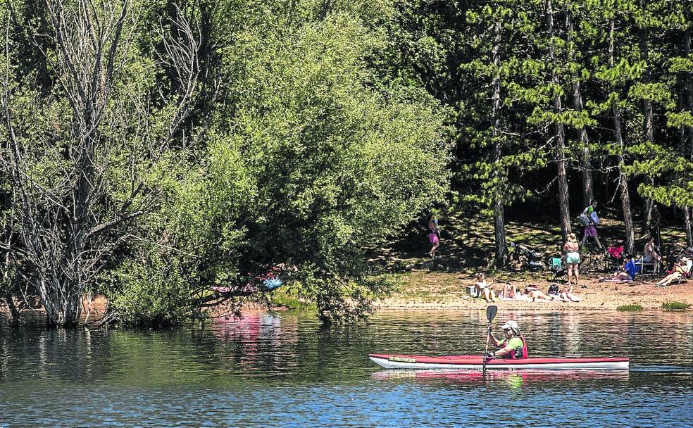 Miguel Cerdera practica el piragüismo en la mañana en el embalse González Lacasa de El Rasillo y Ortigosa de Cameros