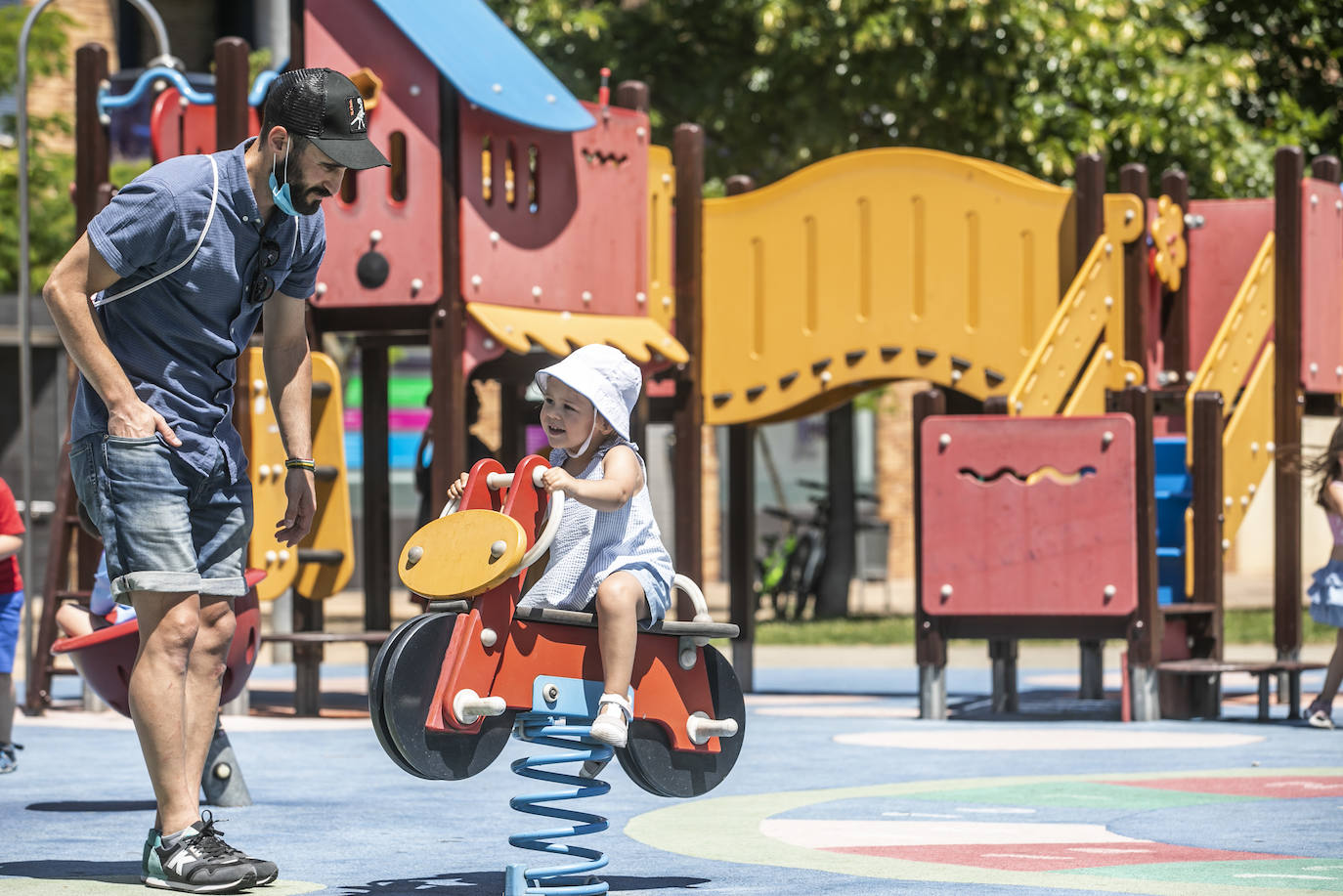 Mascarillas, geles... en las nuevas primeras horas de los juegos infantiles, que se desinfectarán a diario a primera hora de la mañana 