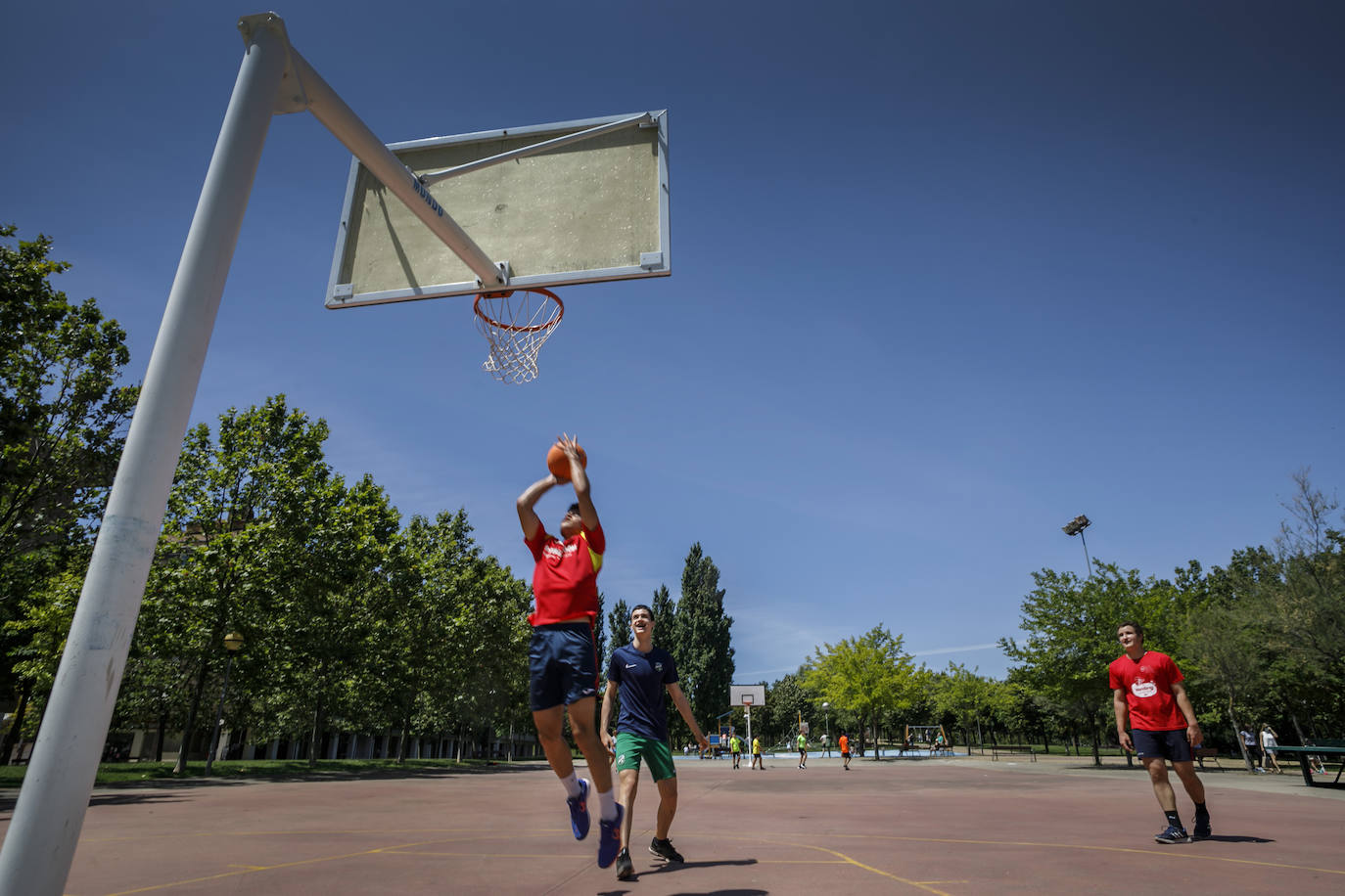 Mascarillas, geles... en las nuevas primeras horas de los juegos infantiles, que se desinfectarán a diario a primera hora de la mañana 