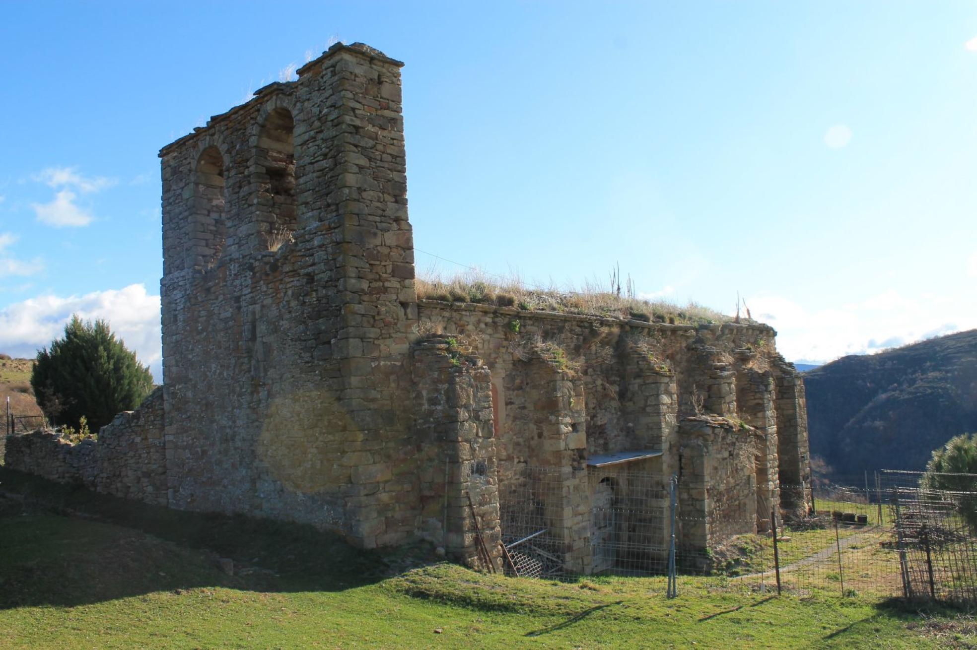 Aún en pie. Iglesia vieja de la aldea de Bucesta. 