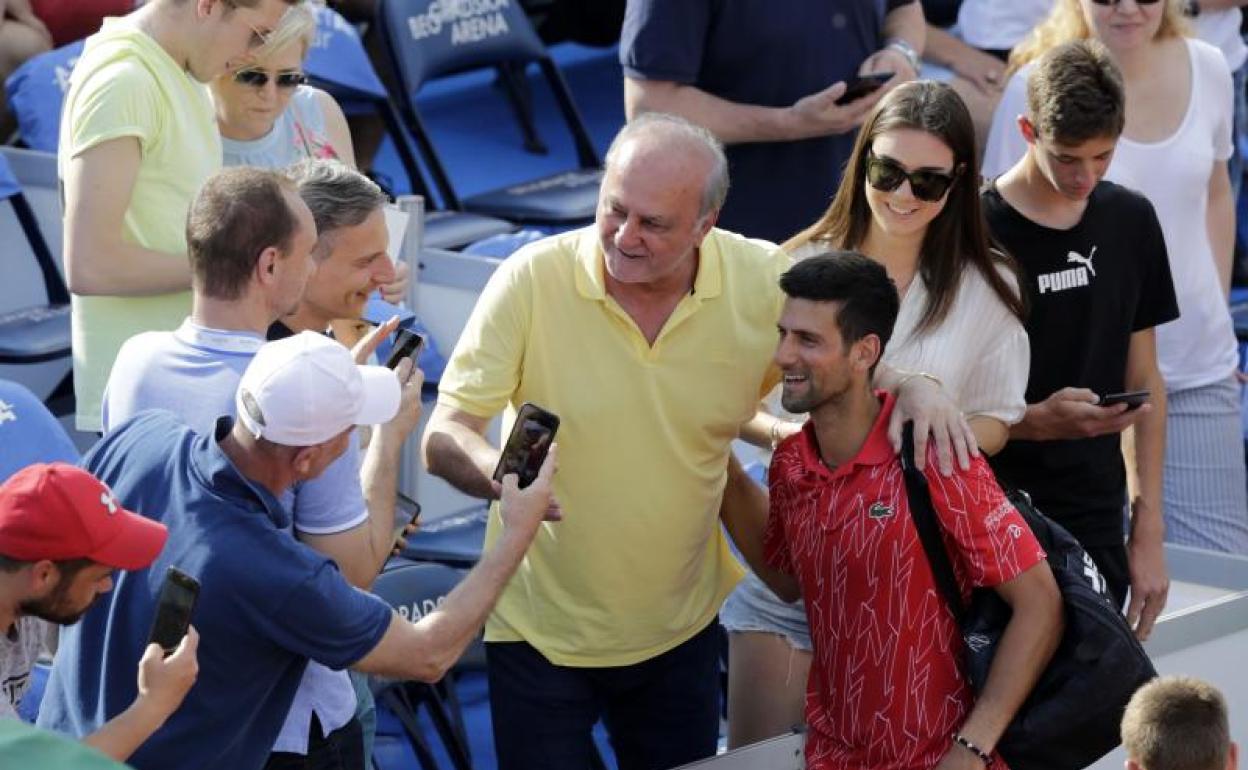 Novak Djokovic se hace unas fotos con aficionados tras un partido del Adria Tour. 