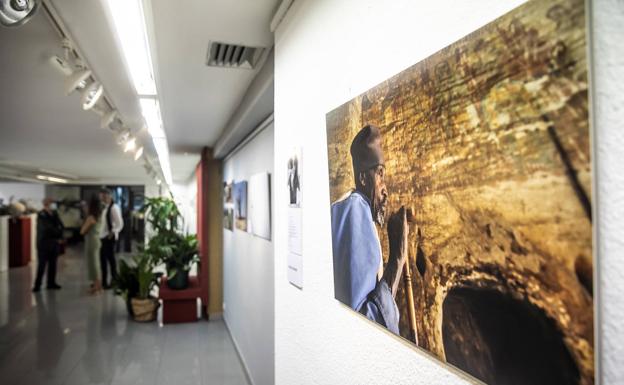 Imagen principal - Fotografías con sabor a África y pinturas que invitan a reflexionar en Galería Aguado