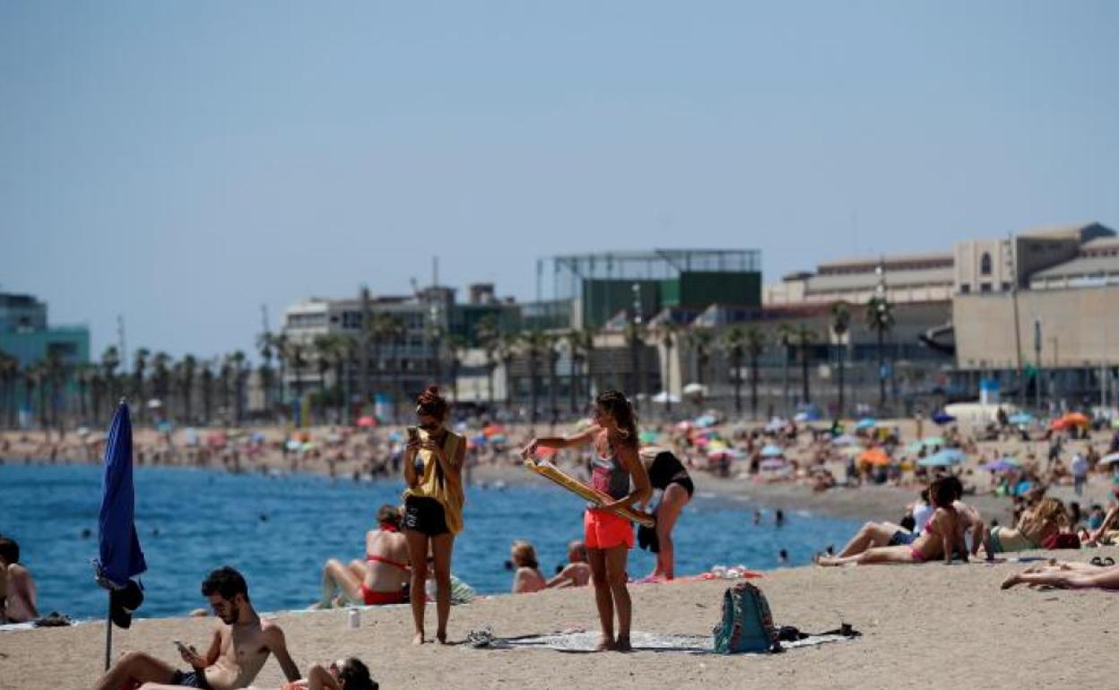 La playa de la Barceloneta, uno de los arenales que más problemas de distanciamiento social está sufriendo.