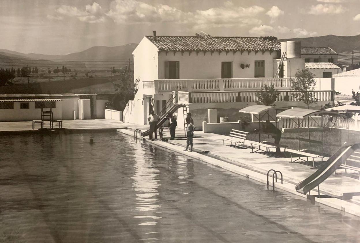 Una foto de las 'piscinas de Ismael', aproximadamente de 1964, de las que guardan recuerdos muchas generaciones de calceatenses. 