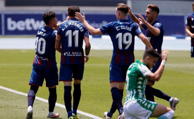 Un efectivo Levante golea al Betis y casi certifica la permanencia