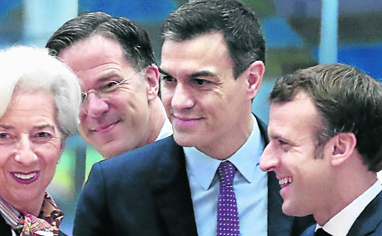 Mark Rutte, primer ministro de Países Bajos, detrás de Pedro Sánchez en una cumbre europea.