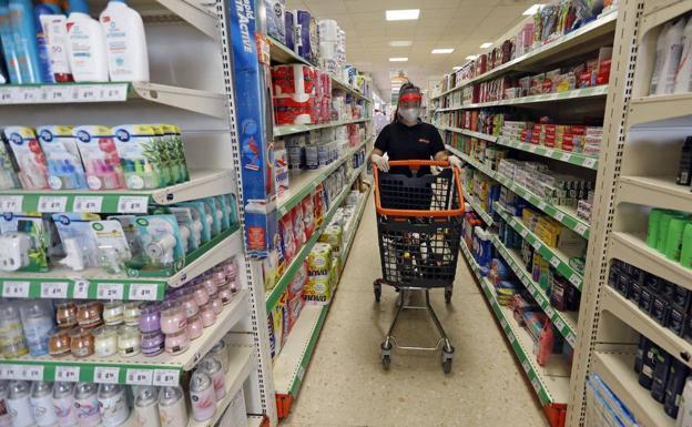 Una mujer hace la compra en un supermercado. 