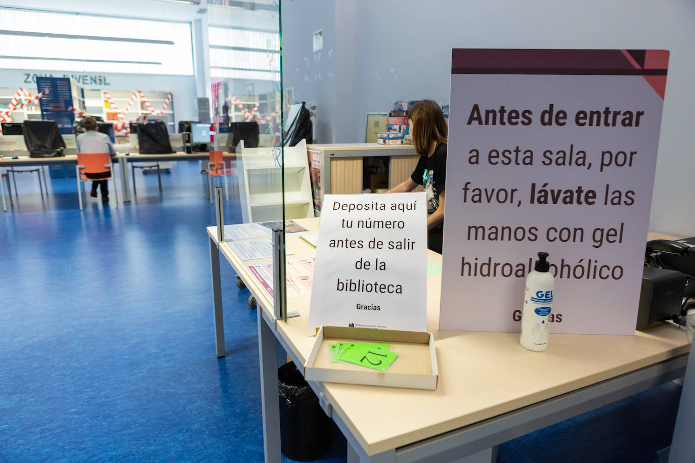 La Biblioteca de La Rioja reabre con un protocolo de sillas marcadas en verde y amarillo para garantizar el uso alterno. La Rafael Azcona se queda sin sitios en víspera de la EBAU. 