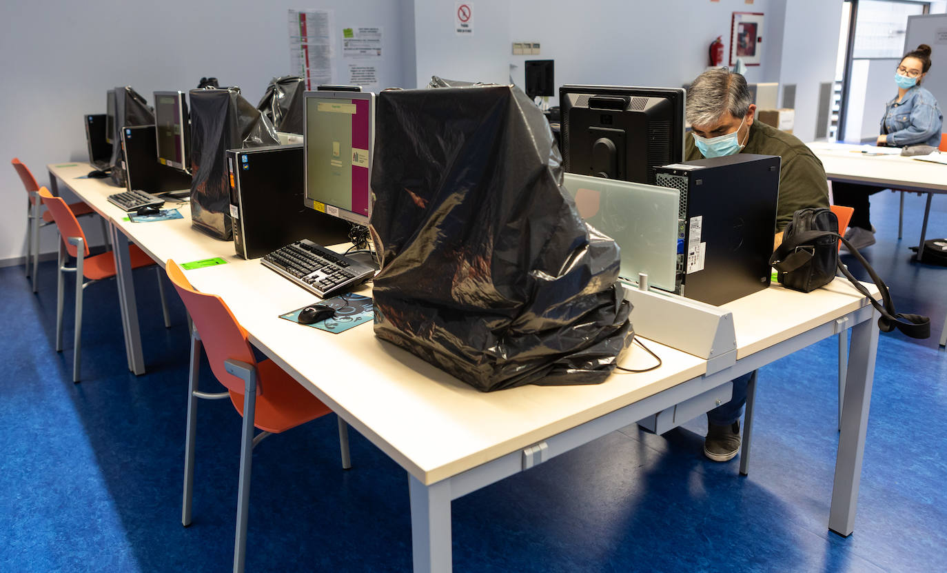 La Biblioteca de La Rioja reabre con un protocolo de sillas marcadas en verde y amarillo para garantizar el uso alterno. La Rafael Azcona se queda sin sitios en víspera de la EBAU. 