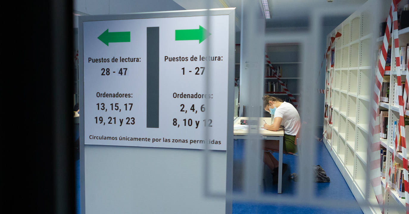 La Biblioteca de La Rioja reabre con un protocolo de sillas marcadas en verde y amarillo para garantizar el uso alterno. La Rafael Azcona se queda sin sitios en víspera de la EBAU. 