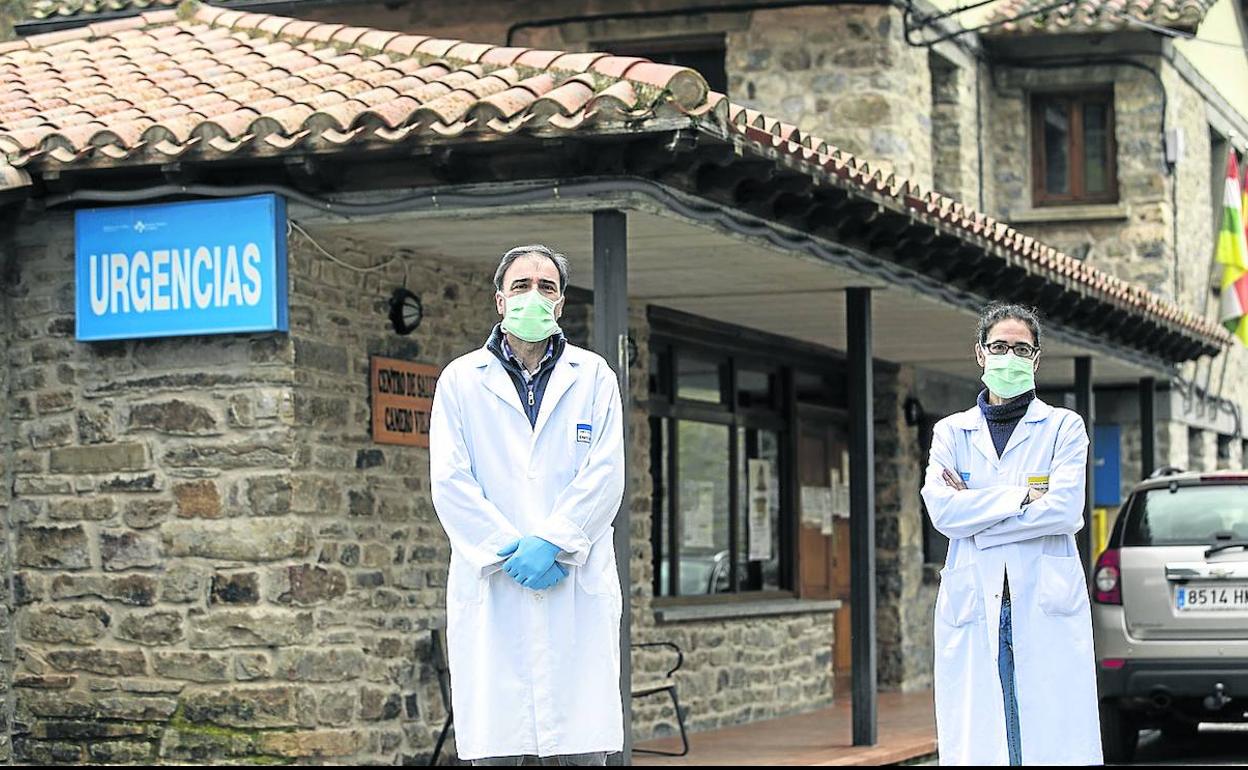 Juanjo Riaño y Rosa María Stolle, enfermero y médica del centro de salud de San Román, que atiende a todo el Camero Viejo.