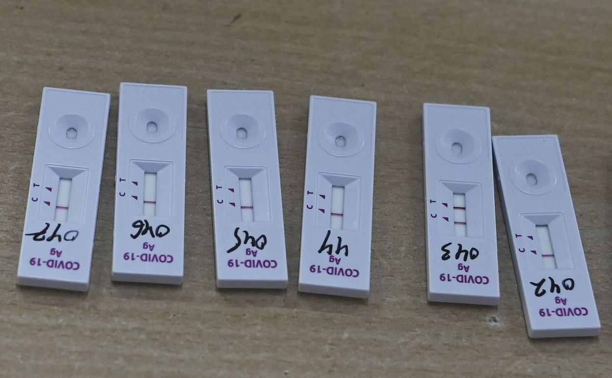 Varios test de coronavirus. 