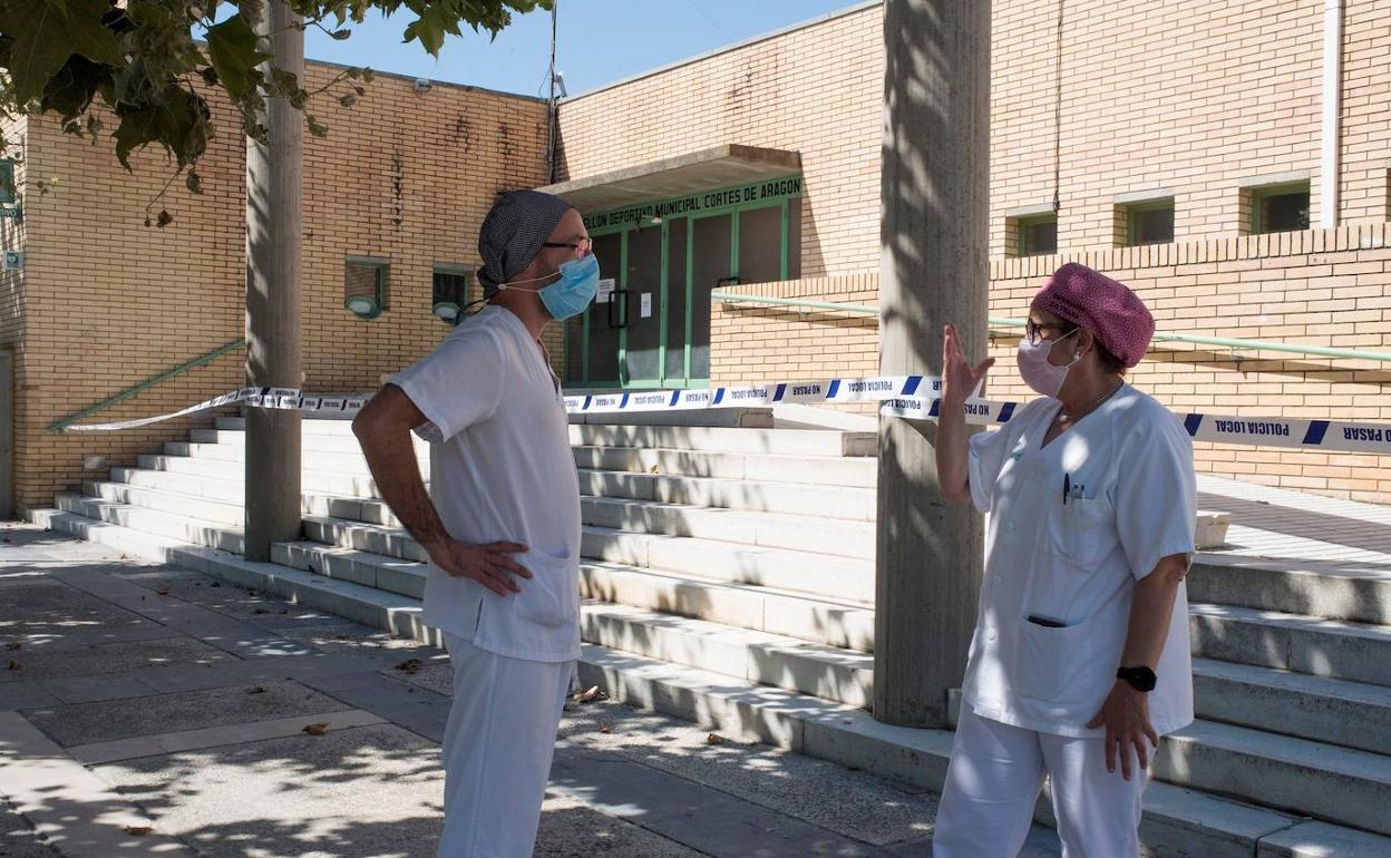 Dos sanitarias en el exterior de un centro de salud. 