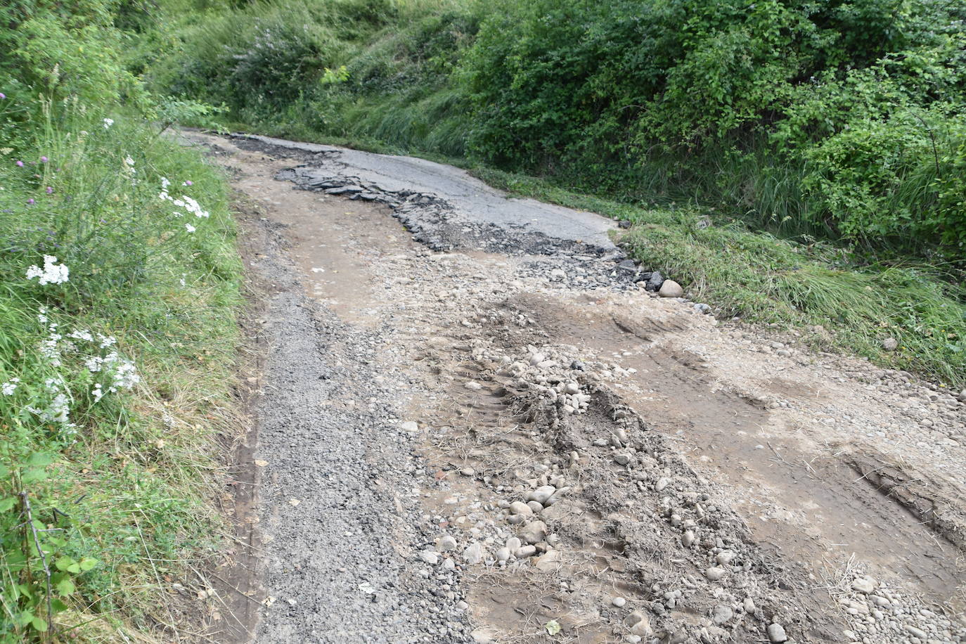 La consejera Eva Hita acudió este lunes a las zonas afectadas para comprobar los destrozos las infraestructuras de Ocón