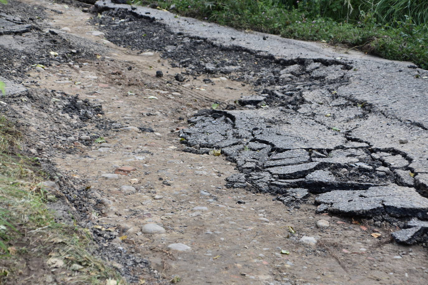 La consejera Eva Hita acudió este lunes a las zonas afectadas para comprobar los destrozos las infraestructuras de Ocón