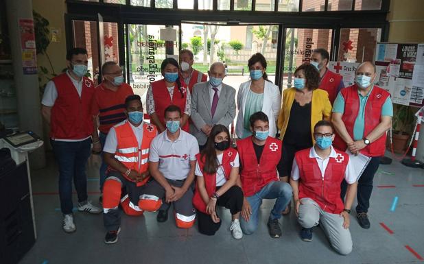 Concha Andreu y Ana Santos han visitado la sede de la Cruz Roja. 