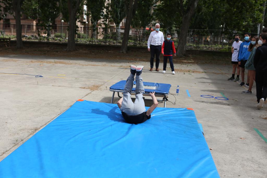 Hermoso de Mendoza ha visitado a los asistentes al primer turno del campamento urbano municipal que se desarrolla hasta el 10 de julio en el polideportivo IX Centenario, que cuenta con 45 plazas, ha precisado el Consistorio de la capital riojana.