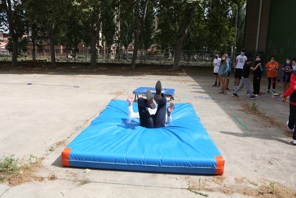 Hermoso de Mendoza ha visitado a los asistentes al primer turno del campamento urbano municipal que se desarrolla hasta el 10 de julio en el polideportivo IX Centenario, que cuenta con 45 plazas, ha precisado el Consistorio de la capital riojana.