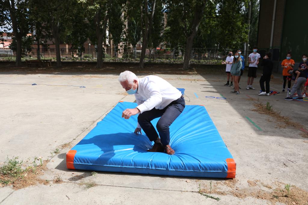 Hermoso de Mendoza ha visitado a los asistentes al primer turno del campamento urbano municipal que se desarrolla hasta el 10 de julio en el polideportivo IX Centenario, que cuenta con 45 plazas, ha precisado el Consistorio de la capital riojana.