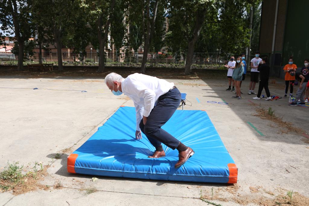 Hermoso de Mendoza ha visitado a los asistentes al primer turno del campamento urbano municipal que se desarrolla hasta el 10 de julio en el polideportivo IX Centenario, que cuenta con 45 plazas, ha precisado el Consistorio de la capital riojana.