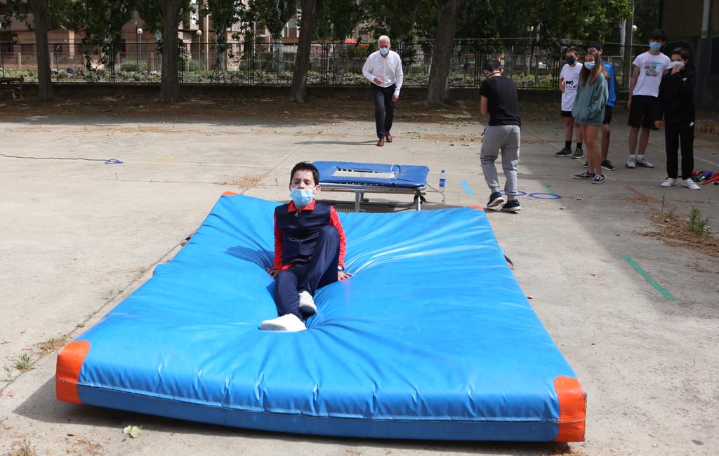 Hermoso de Mendoza ha visitado a los asistentes al primer turno del campamento urbano municipal que se desarrolla hasta el 10 de julio en el polideportivo IX Centenario, que cuenta con 45 plazas, ha precisado el Consistorio de la capital riojana.