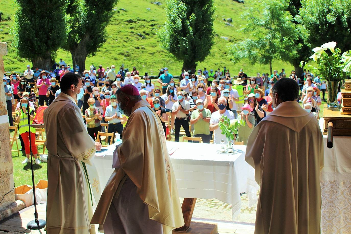 Cerca de 400 personas asisten a la celebración de la romería del primer domingo de julio en la Ermita de la Virgen de Lomos de Orios en Villoslada de Cameros