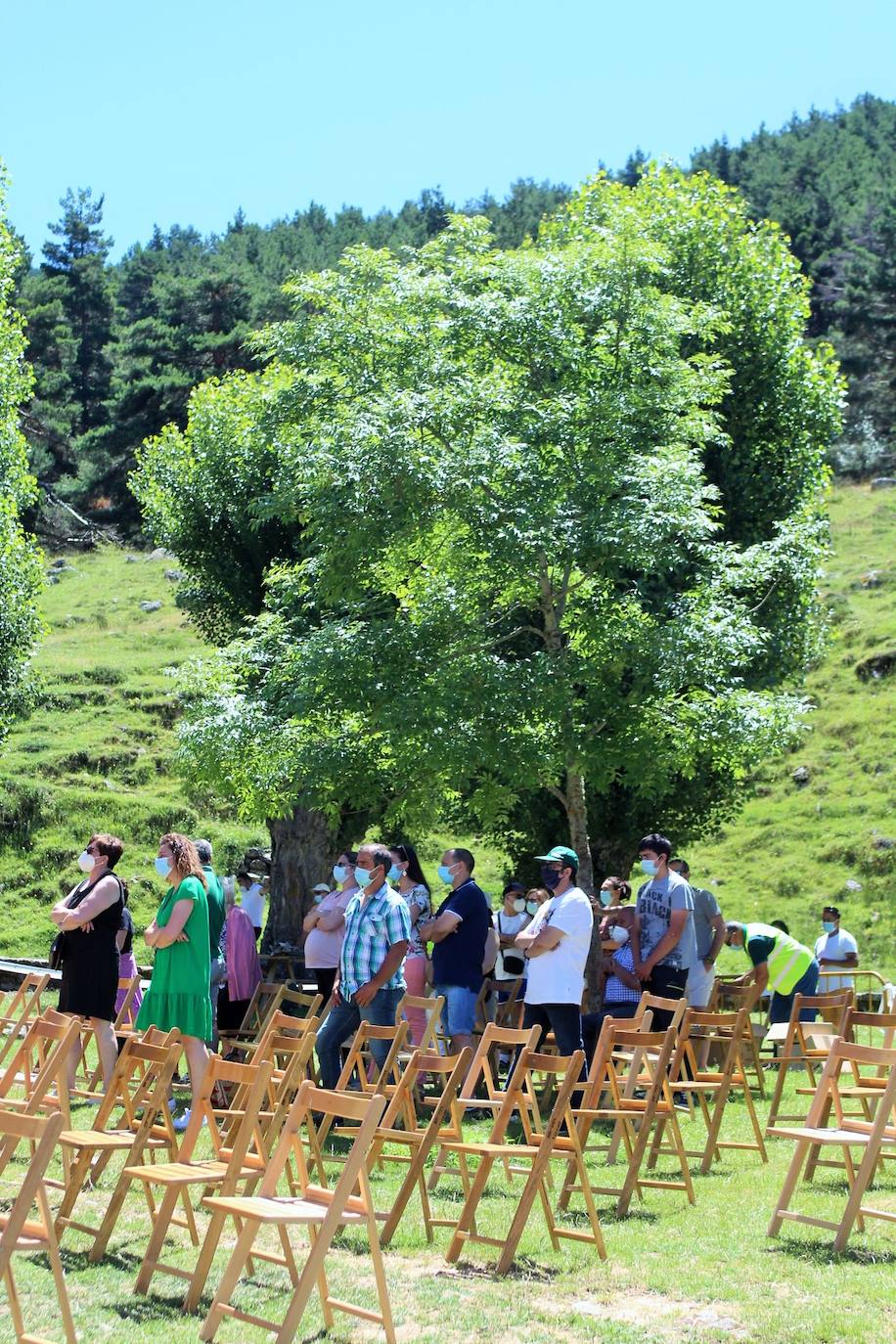 Cerca de 400 personas asisten a la celebración de la romería del primer domingo de julio en la Ermita de la Virgen de Lomos de Orios en Villoslada de Cameros