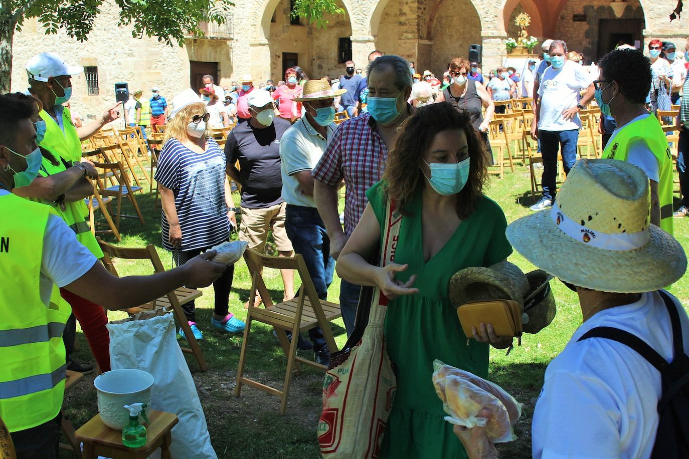 Cerca de 400 personas asisten a la celebración de la romería del primer domingo de julio en la Ermita de la Virgen de Lomos de Orios en Villoslada de Cameros