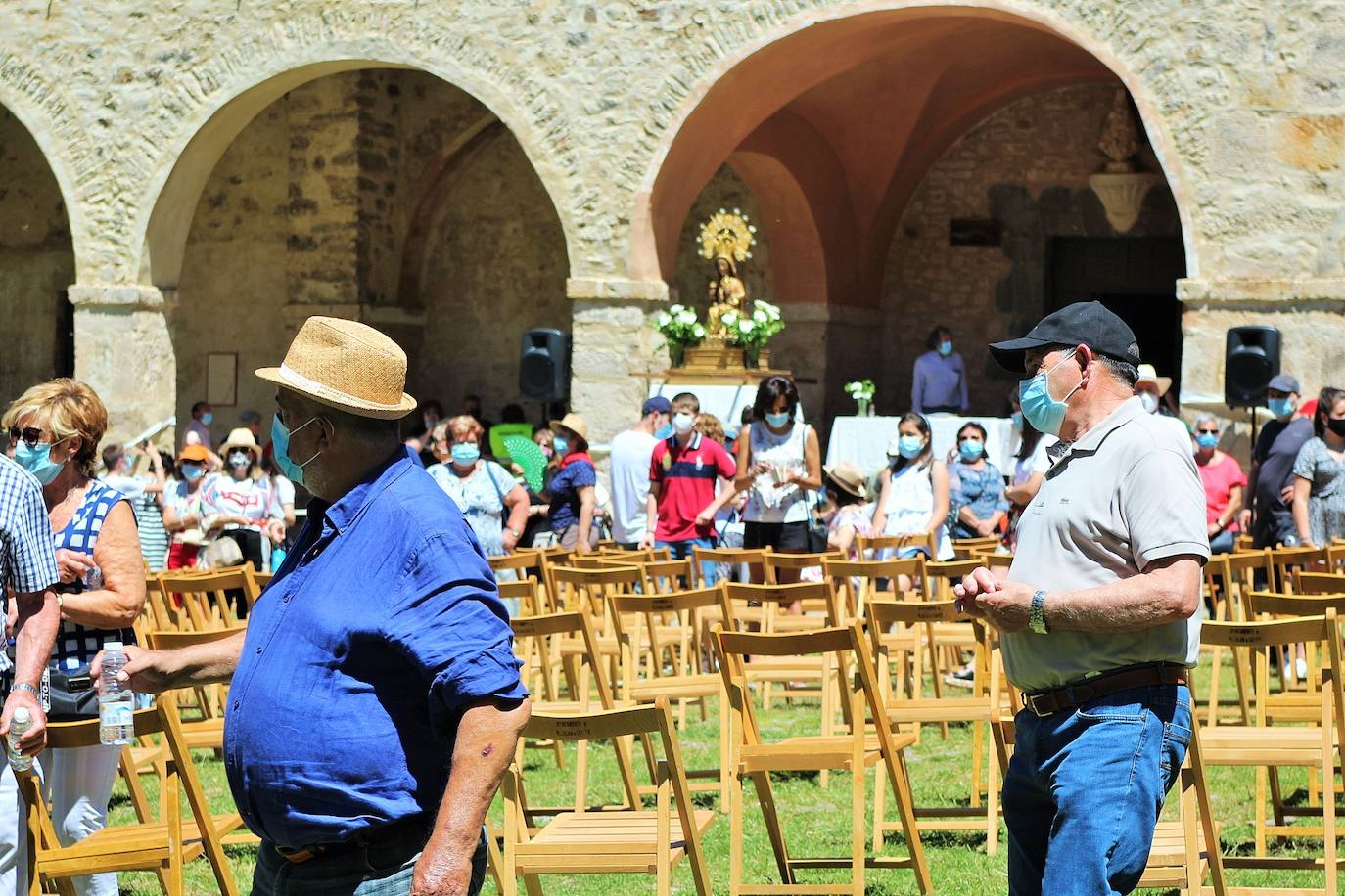 Cerca de 400 personas asisten a la celebración de la romería del primer domingo de julio en la Ermita de la Virgen de Lomos de Orios en Villoslada de Cameros