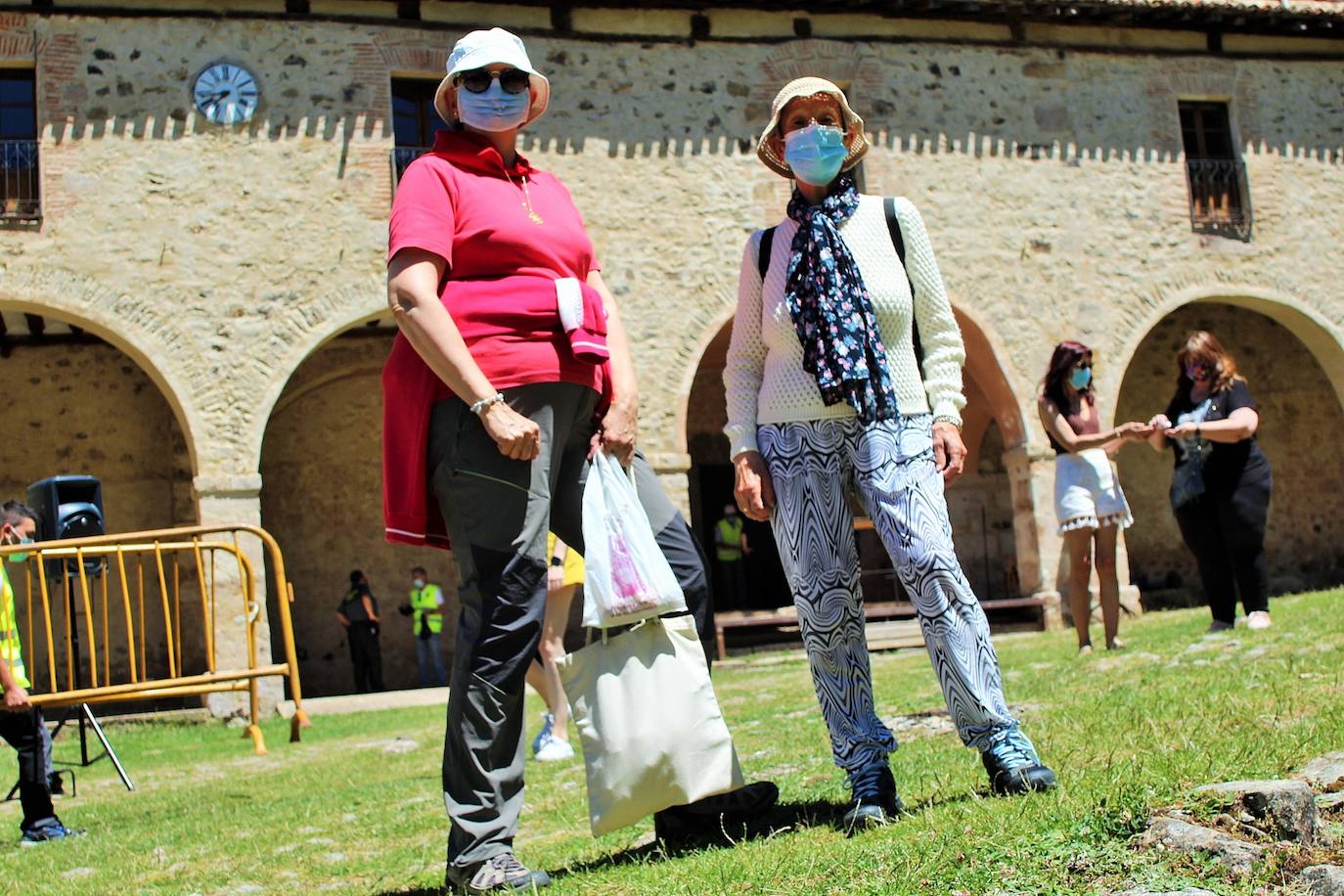 Cerca de 400 personas asisten a la celebración de la romería del primer domingo de julio en la Ermita de la Virgen de Lomos de Orios en Villoslada de Cameros