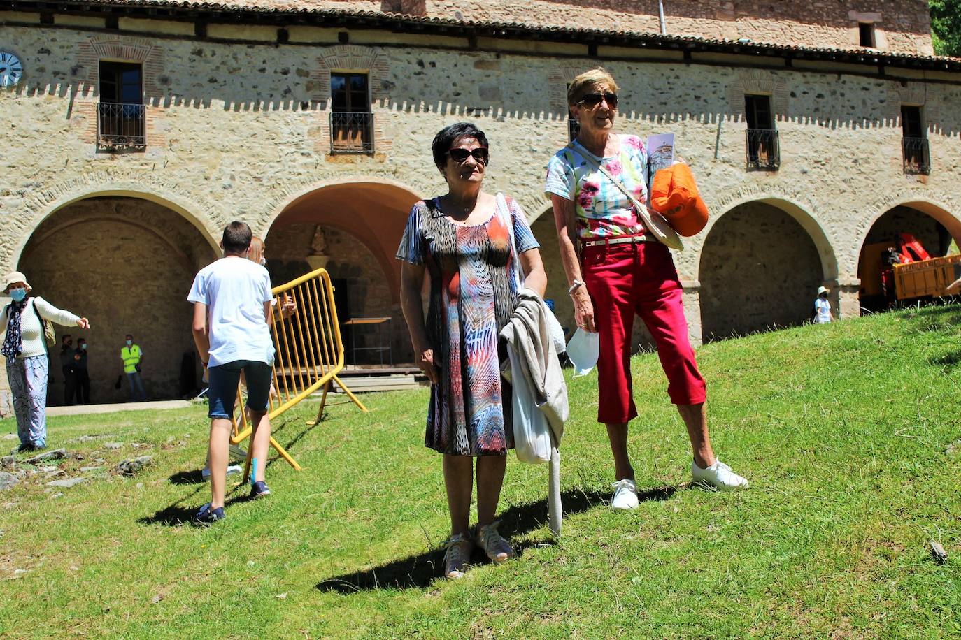 Cerca de 400 personas asisten a la celebración de la romería del primer domingo de julio en la Ermita de la Virgen de Lomos de Orios en Villoslada de Cameros