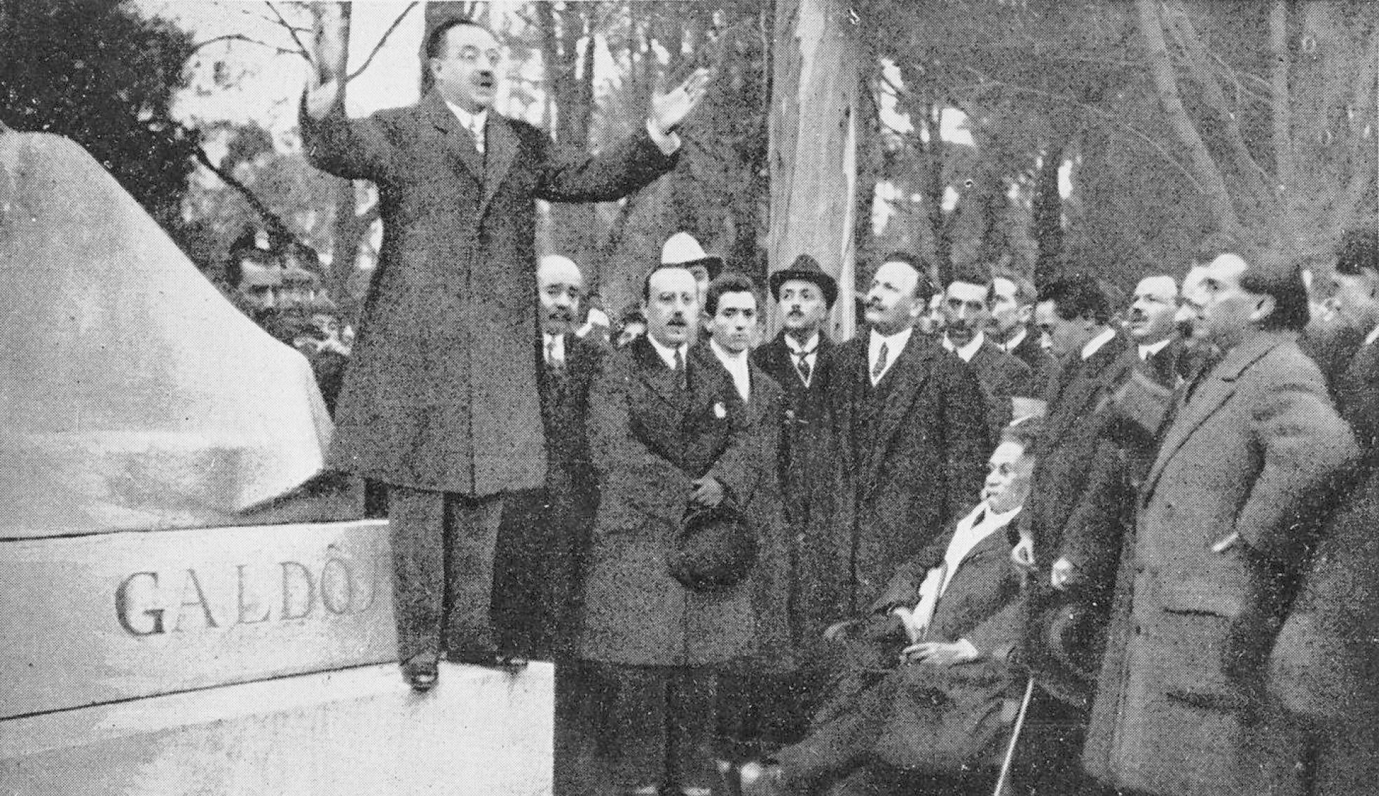 El riojano Garrido Guajisti, alcalde de Madrid, inaugura el monumento a Galdós, con el autor sentado. 