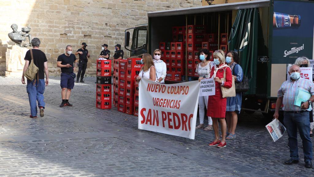 Los trabajadores de Urgencias se han concentrado frente al Parlamento de La Rioja para reclamar mejoras en el servicio. 