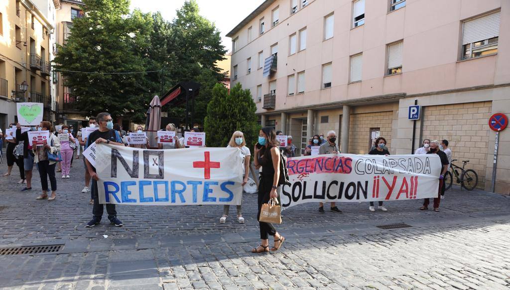 Los trabajadores de Urgencias se han concentrado frente al Parlamento de La Rioja para reclamar mejoras en el servicio. 