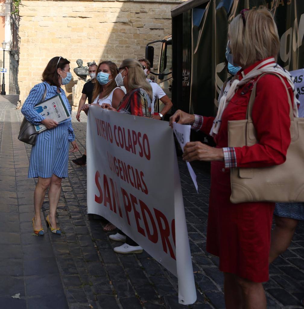 Los trabajadores de Urgencias se han concentrado frente al Parlamento de La Rioja para reclamar mejoras en el servicio. 