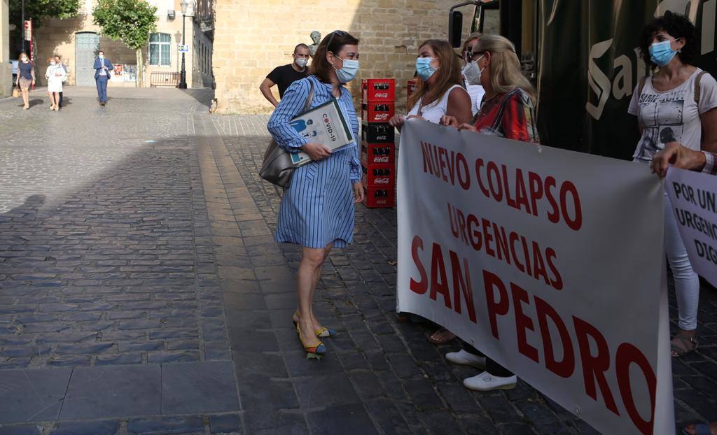 Los trabajadores de Urgencias se han concentrado frente al Parlamento de La Rioja para reclamar mejoras en el servicio. 