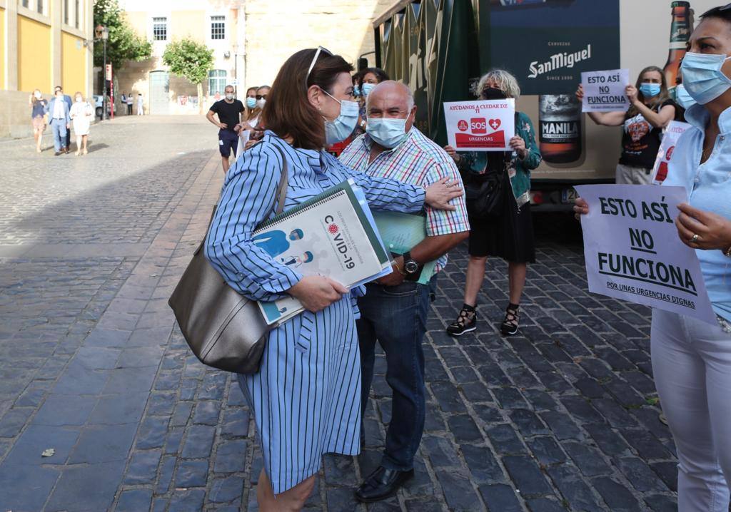 Los trabajadores de Urgencias se han concentrado frente al Parlamento de La Rioja para reclamar mejoras en el servicio. 