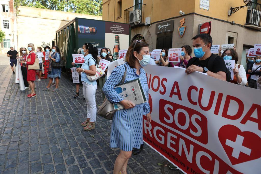 Los trabajadores de Urgencias se han concentrado frente al Parlamento de La Rioja para reclamar mejoras en el servicio. 