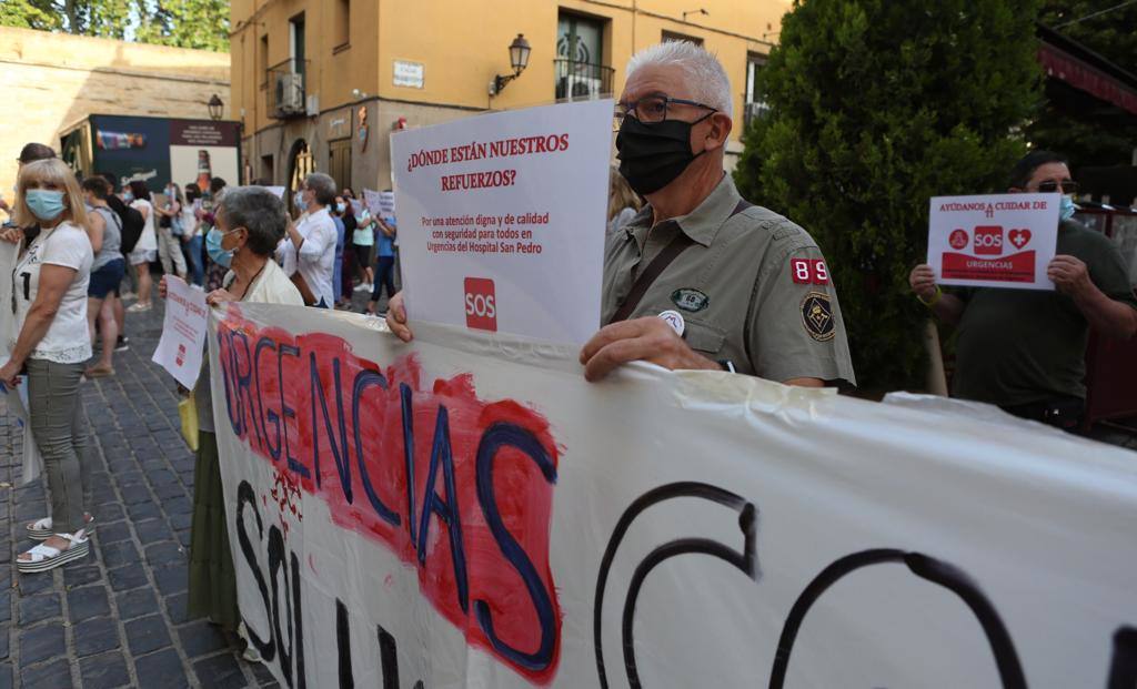 Los trabajadores de Urgencias se han concentrado frente al Parlamento de La Rioja para reclamar mejoras en el servicio. 