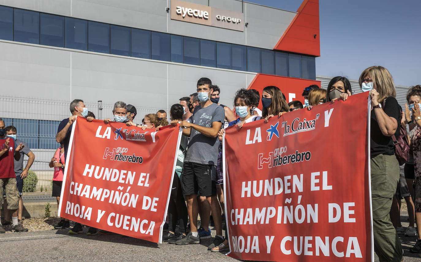 Este jueves más de doscientas cincuenta personas se han concentrado frente a las instalaciones de grupo Riberebro