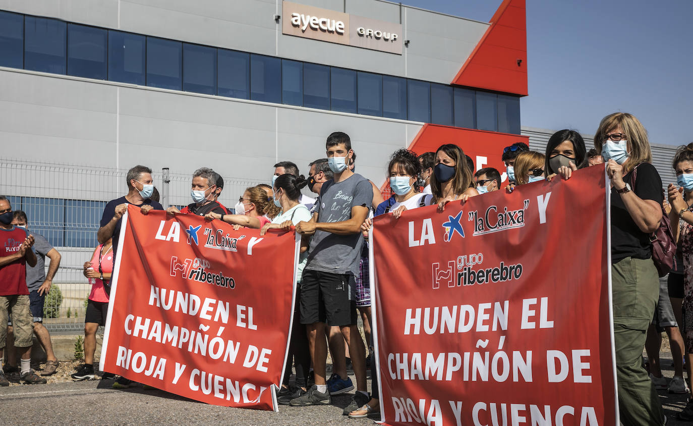 Este jueves más de doscientas cincuenta personas se han concentrado frente a las instalaciones de grupo Riberebro