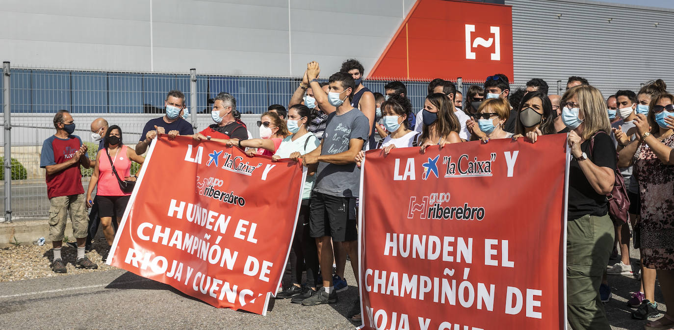 Este jueves más de doscientas cincuenta personas se han concentrado frente a las instalaciones de grupo Riberebro