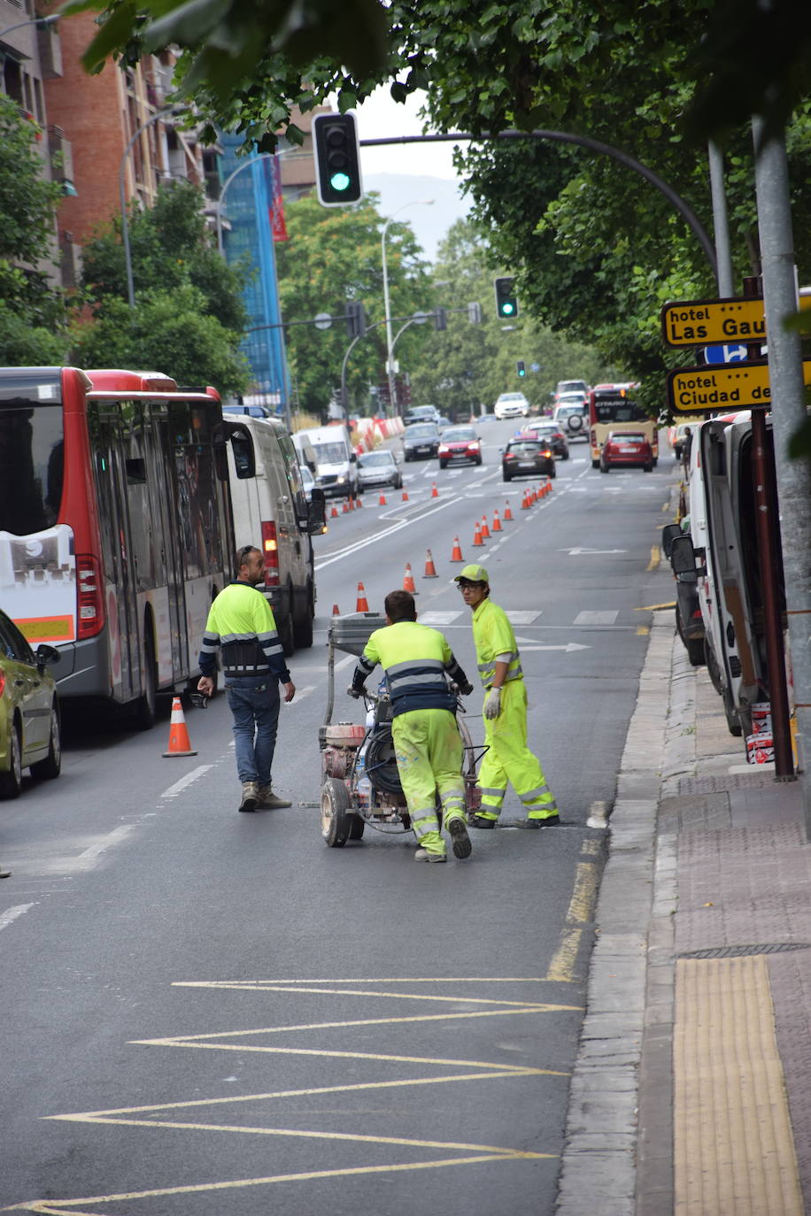 La actuación en la vía, que dejará un carril por sentido para el tráfico en general y habilitará otro para el autobús, provoca atascos en horas punta y despierta las dudas de cara a septiembre.