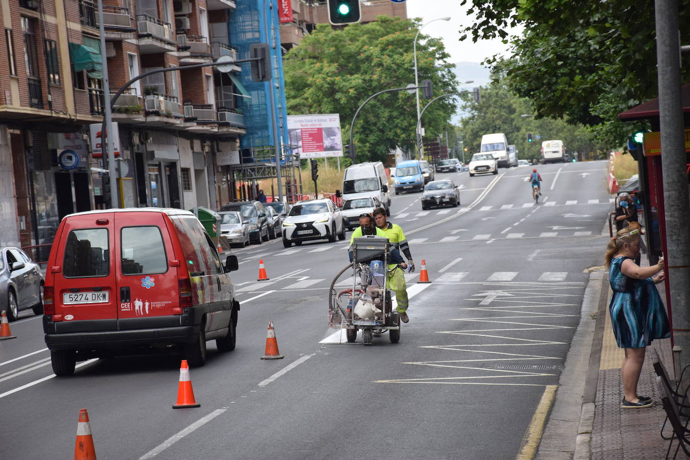 La actuación en la vía, que dejará un carril por sentido para el tráfico en general y habilitará otro para el autobús, provoca atascos en horas punta y despierta las dudas de cara a septiembre.