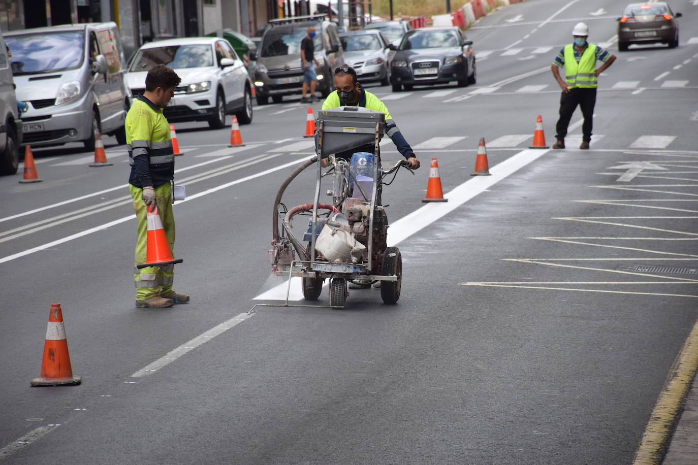 La actuación en la vía, que dejará un carril por sentido para el tráfico en general y habilitará otro para el autobús, provoca atascos en horas punta y despierta las dudas de cara a septiembre.